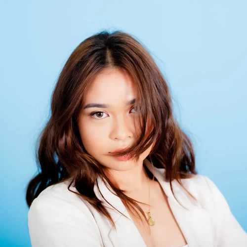 Woman with warm chestnut brown hair, choosing a hair colour for your skin tone